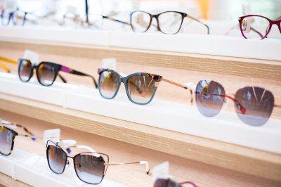 Как проверить защиту в солнцезащитных очках?